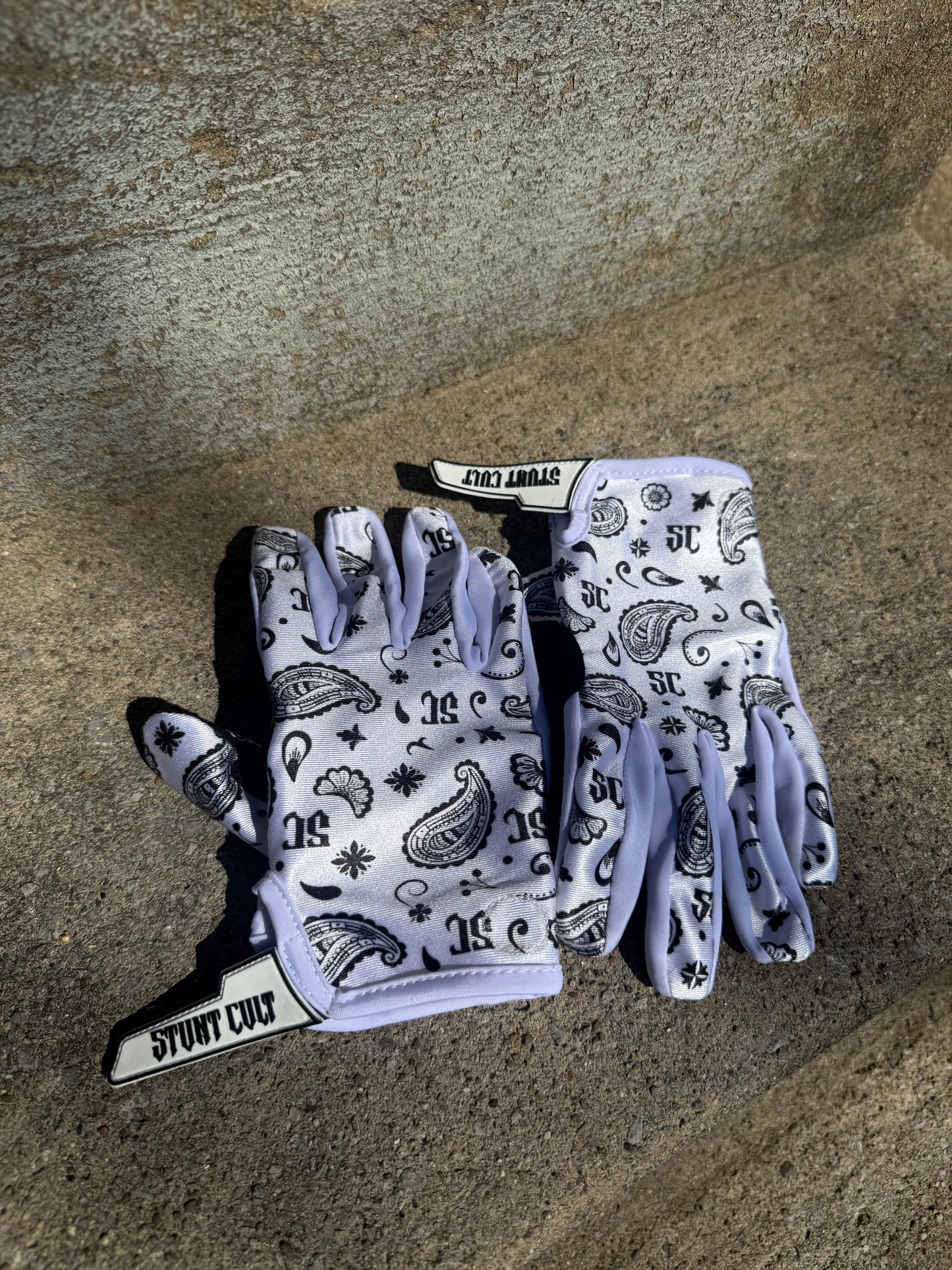 SC paisley gloves